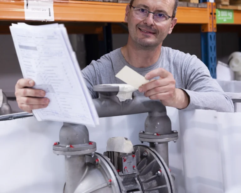 Un technicien en atelier inspectant une pompe industrielle